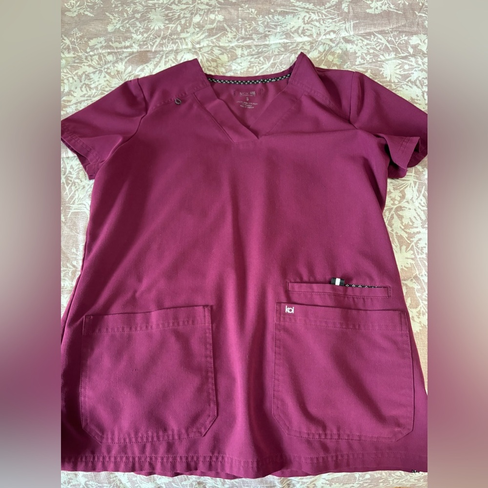 Scrub top size small